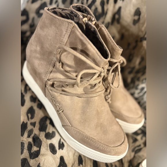 NWT BUCKLE Very G Ursula Taupe Hidden Wedge Heel Faux Suede Bootie Shoes 9.5M - Picture 1 of 8